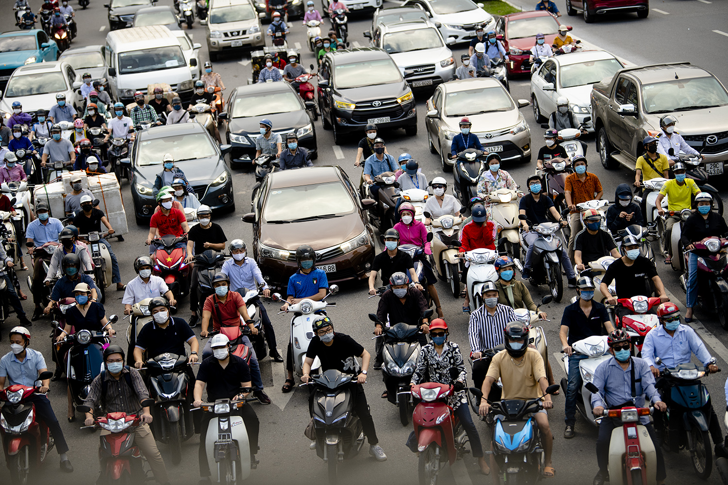 Phương tiện chen chúc chờ đèn đỏ tại khu vực cầu vượt Ngã Tư Sở.