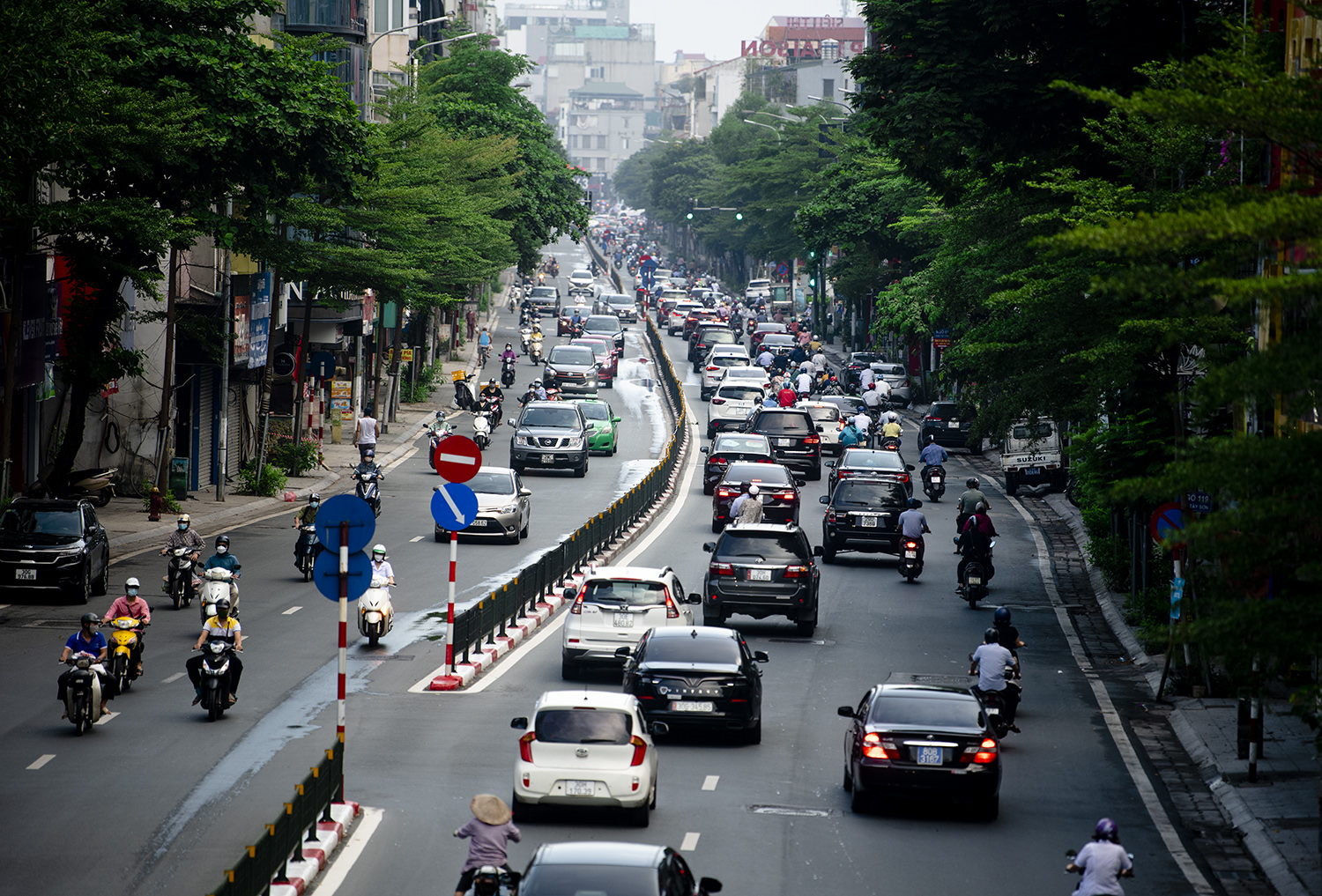 Đường Tây Sơn, Đống Đa cả 2 hướng đều đông đúc phương tiện.