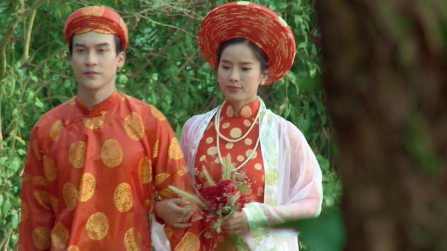 Yêu trong đau thương là phim Việt có cảnh chú rể cưỡng bức cô dâu ngay trong đêm tân hôn gây ám ảnh nhất. Phim kể về Chí Kiên (Đăng Dũng Bino) không yêu Hương Thảo (Bella Mai) nhưng vì bị ép buộc nên anh vẫn đồng ý làm đám cưới. 

