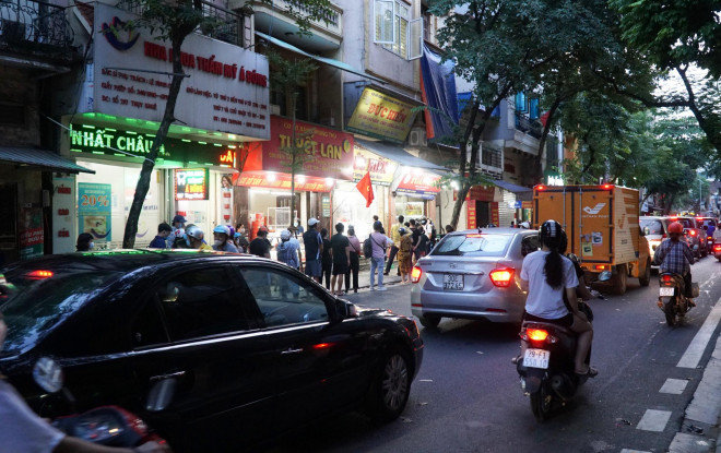 Khoảng 18 giờ 30, rất đông người dân đứng xếp hàng chờ mua bánh trung thu tại một cửa hàng trên phố Thuỵ Khuê