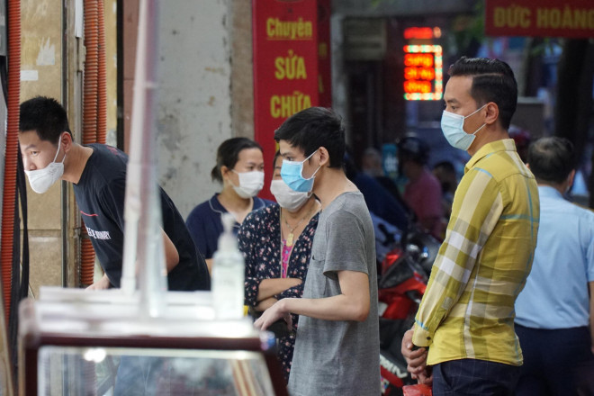 Dù cửa hàng bánh trung thu trên phố Thuỵ Khuê đã trang bị chai nước sát khuẩn đặt trước cửa, nhưng rất ít người dân sử dụng khi đến đây