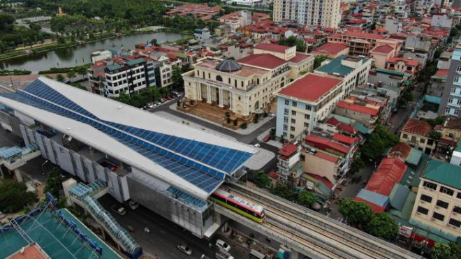 Dự án đường sắt đô thị Nhổn - ga Hà Nội dài 12,5km, gồm 8,5km đi trên cao vào 4km đi ngầm. Về thời gian khai thác, theo MRB, trước đây dự kiến sẽ khai thác, vận hành trước đoạn trên cao vào cuối năm 2021 và toàn cuối vào cuối năm 2022. Tuy nhiên, do ảnh hưởng của dịch Covid-19 và một số khó khăn khác nên đến hết tháng 8/2021, toàn dự án mới đạt 84% tiến độ, riêng đoạn trên cao đạt hơn 91%. Vì vậy, dự án không kịp hoàn thành, đưa vào khai thác, vận hành đoạn trên cao vào cuối năm nay.