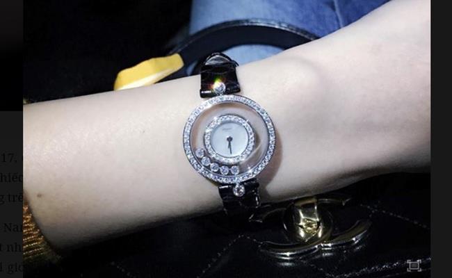Đến đầu năm 2017, Công Vinh tiếp tục gây xôn xao khi tặng bà xã Thuỷ Tiên chiếc đồng hồ “khủng” trị giá gần 7 tỷ đồng.

