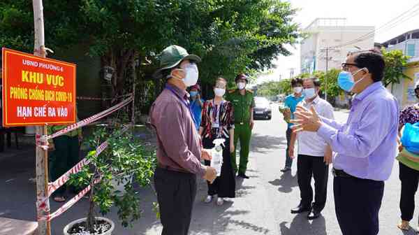 Lãnh đạo quận Gò Vấp kiểm tra công tác phòng, chống dịch và tặng quà cho người dân có hoàn cảnh khó khăn tại các khu vực phong tỏa.