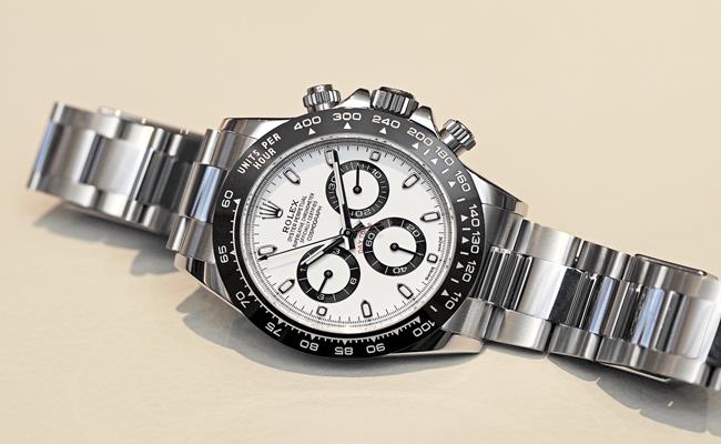 Còn chiếc đồng hồ Rolex Daytona này có giá khoảng 13.500 USD (307 triệu đồng).
