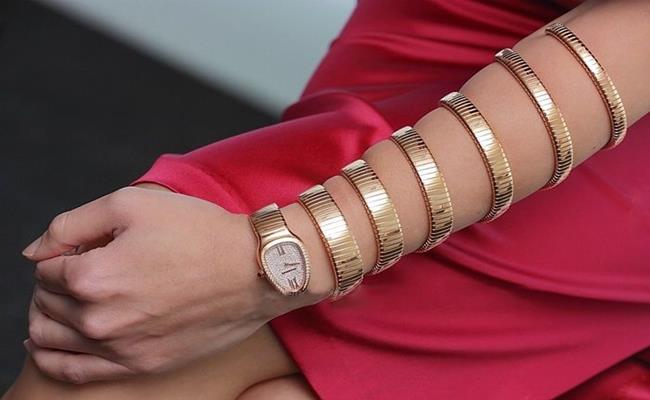 Vào năm 2012, Công Vinh đã tặng vợ chiếc đồng hồ hình rắn xoắn bảy vòng bằng vàng khối với mặt đồng hồ đính kim cương. “Siêu đồng hồ” này trị giá gần 4 tỷ đồng.
