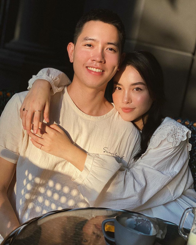 Chuyện tình yêu của cặp đôi phi công - blogger Quang Đạt và Hà Trúc thu hút sự quan tâm của người hâm mộ. 
