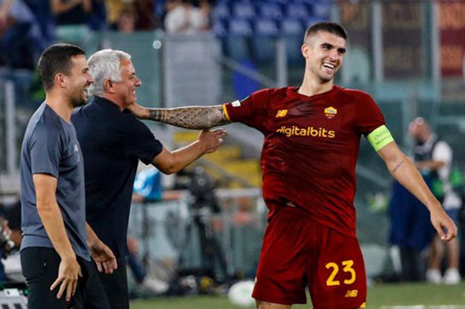 Mourinho và các học trò Roma đang có khởi đầu mùa giải toàn thắng