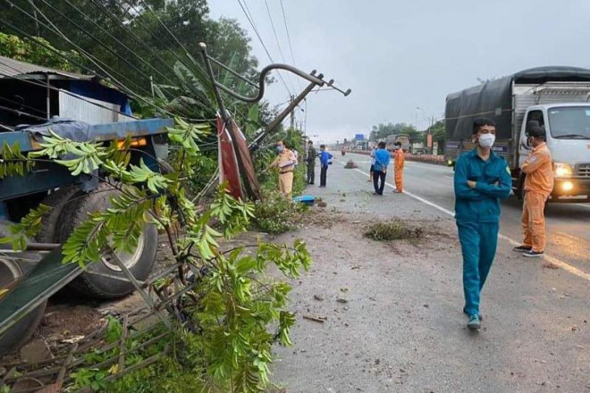 Lực lượng chức năng đã có mặt tại hiện trường điều tra và khắc phục sự cố. Ảnh: ĐV