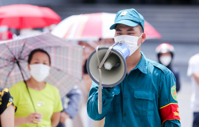 Lực lượng chức năng ra thông báo với những người đến điểm bán bánh trung thu