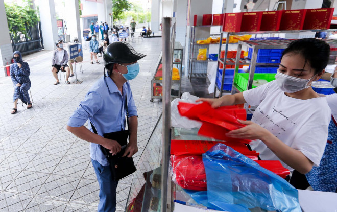 Khu vực bên trong cũng được xếp ghế đúng khoảng cách, người vào khu vực này chờ đợi để mua bánh