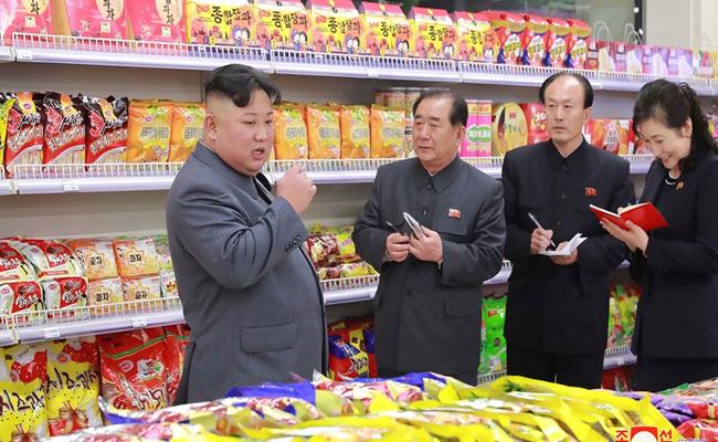 Tại siêu thị ở Triều Tiên, một gói mì kiều mạch có giá 6.900 KPW, tương đương 174.000 đồng, trong khi mức giá ở Việt Nam chỉ khoảng vài chục nghìn đồng/gói.
