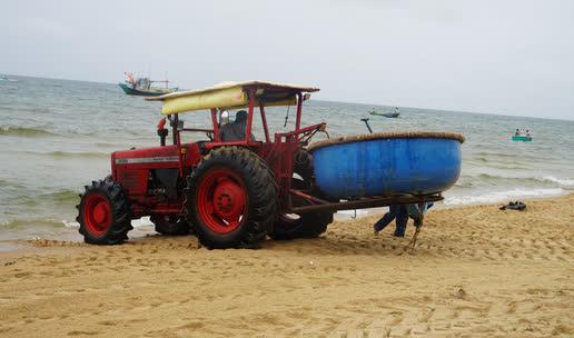 Vận chuyển thuyền thúng ra biển