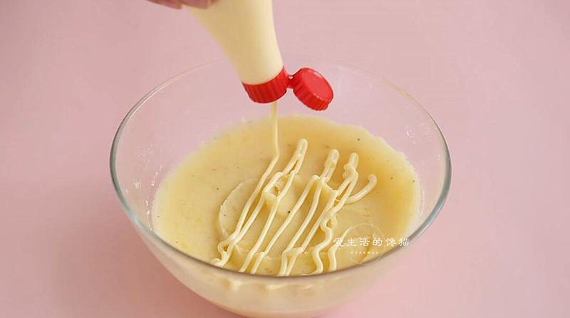 Trộn khoai tây với mayonnaise.