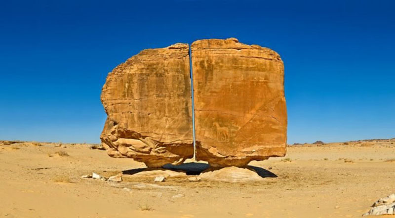 Khối đá xẻ làm đôi một cách kỳ lạ giữa ốc đảo ở Ả Rập Xê Út - 1