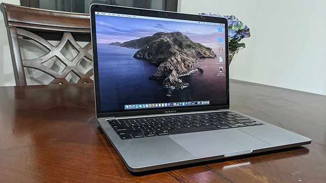 MacBook Pro 13 inch M1 với 4 cổng Thunderbolt.