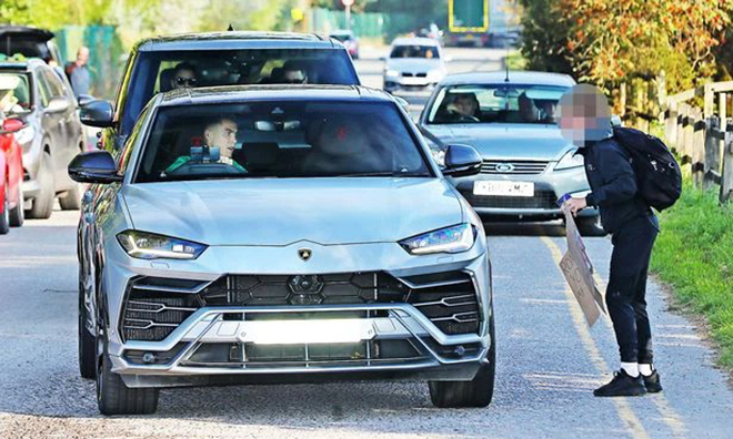 Ronaldo cầm lái Lamborghini Urus dừng lại chụp ảnh cùng fan, đập tan tin đồn &#34;chảnh chọe&#34; - 2