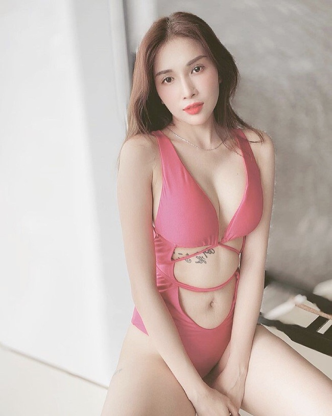 Trong loạt ảnh bikini đăng tải cách đây không lâu, mỹ nhân quê Hậu Giang khiến nhiều người bất ngờ khi để lộ nhiều hình xăm ở vị trí nhạy cảm.
