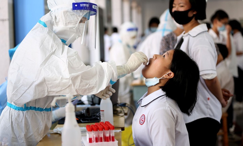 Một nhân viên y tế lấy mẫu xét nghiệm cho học sinh tại tỉnh Phúc Kiến hôm 15/9. Ảnh: Tân Hoa xã