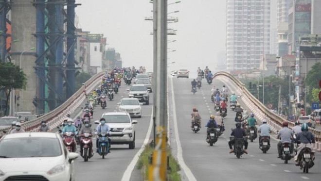 Trên trục đường Giải Phóng - cửa ngõ phía Nam của Hà Nội, giao thông hướng Ngọc Hồi - Lê Duẩn cũng dày đặc trong khoảng thời gian từ 7 - 8h.