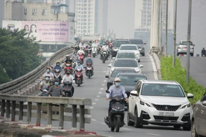 Lúc 7h30, phương tiện từ phía Hà Đông, Thanh Xuân di chuyển về hướng trung tâm thành phố cũng phủ kín mặt cầu vượt Ngã Tư Sở.