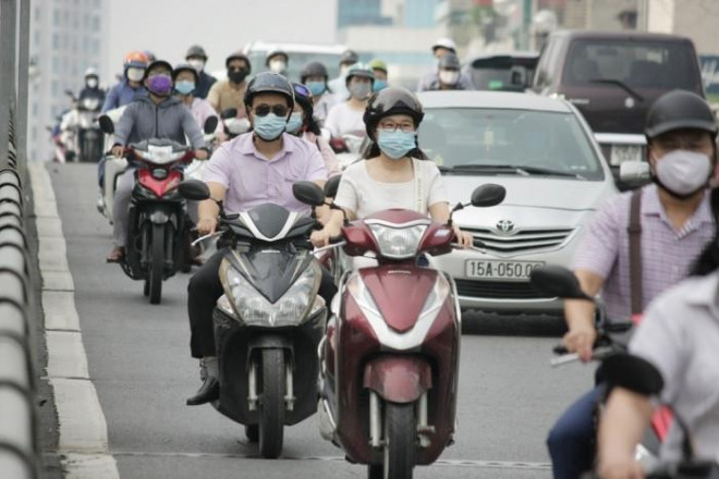 Cách đó không xa, cầu vượt Tây Sơn - Thái Hà cũng đông đúc phương tiện từ đầu giờ sáng.