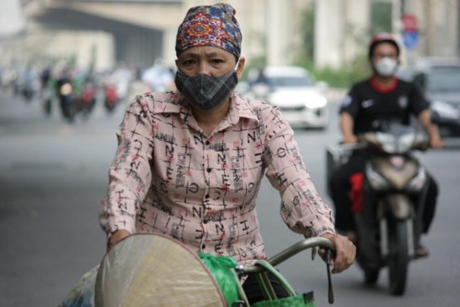 Trong buổi sáng nay, nhiều người hành nghề thu mua phế liệu cũng bắt đầu hoạt động trên một số tuyến phố.