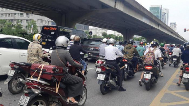 Thời điểm 8h15, các phương tiện lưu thông trên đường Phạm Hùng cũng nối đuôi nhau san sát, kéo dài khi đèn tín hiệu chuyển đỏ, khác hẳn với cảnh thoáng đãng trong dịp cuối tuần vừa qua.