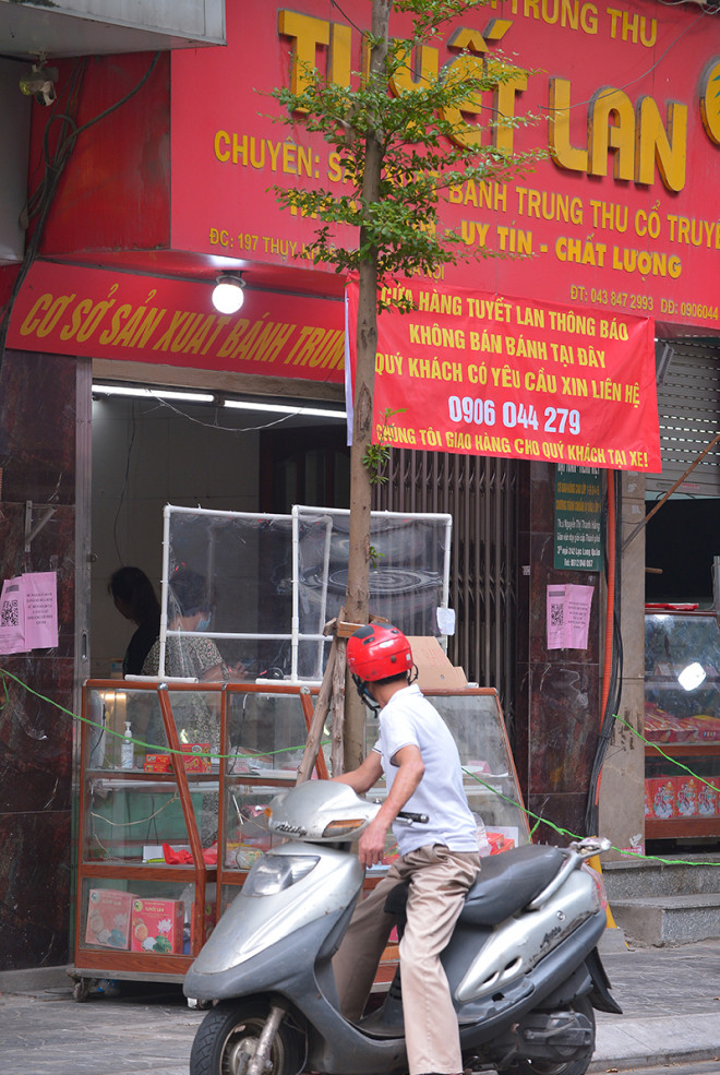 Các cửa hàng đồng loạt treo thông báo không bán tại cơ sở và phục vụ tận nơi cho khách.