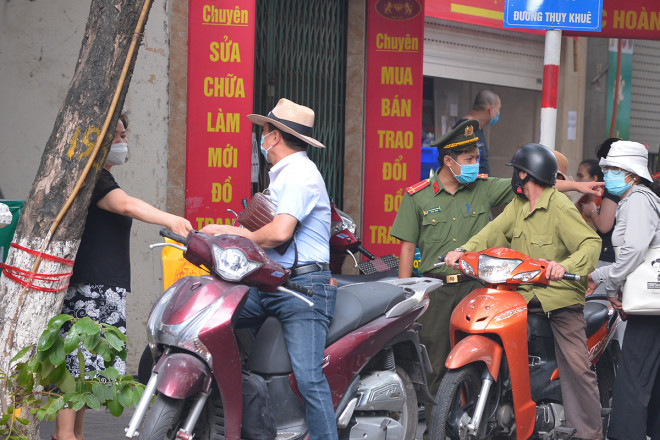 Lực lượng chức năng liên tục nhắc nhở người dân đến mua tại các cửa hàng bánh Trung thu.