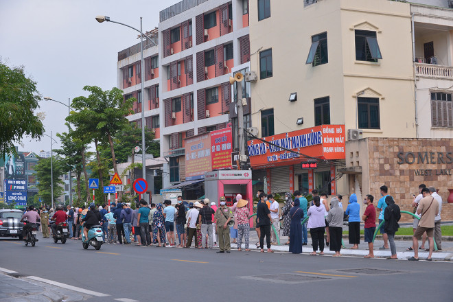 Hà Nội: Hàng trăm người kéo đến đường Thụy Khuê mua bánh, lực lượng chức năng căng mình giữ trật tự. - 6