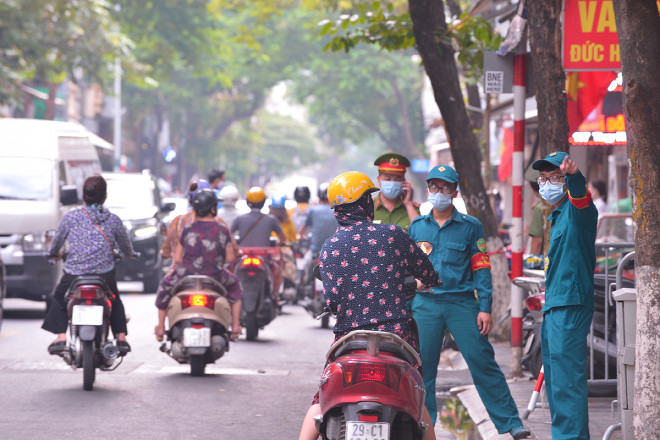 Hà Nội: Hàng trăm người kéo đến đường Thụy Khuê mua bánh, lực lượng chức năng căng mình giữ trật tự. - 8