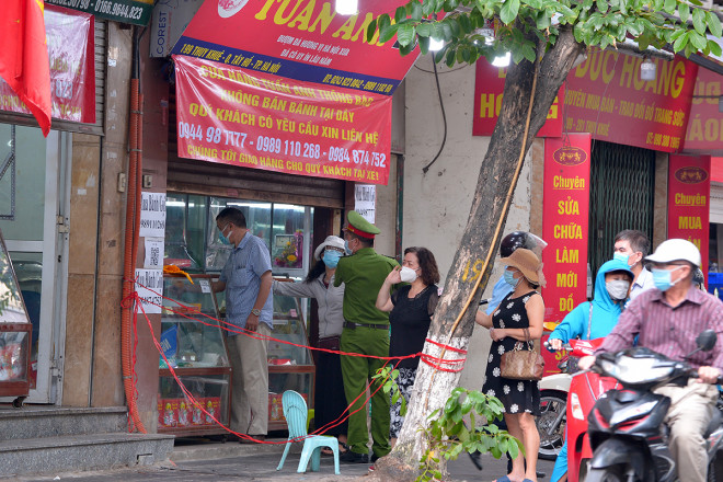 Mặc dù có thông báo "không bán bánh tại đây" nhưng vẫn khá đông người chờ mua.