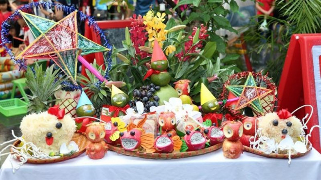 Một mâm cỗ Trung thu với các loại hoa quả được cắt tỉa đẹp mắt. (Ảnh: Internet)&nbsp;&nbsp;