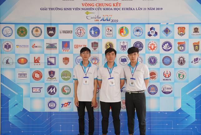 Thái Sơn (ngoài cùng bên phải) tại cuộc thi "Giải thưởng sinh viên nghiên cứu khoa học Eureka 2019".