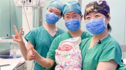 Em bé đầu tiên ra đời từ mô buồng trứng rã đông ở Trung Quốc.