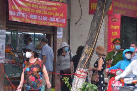 Hà Nội: Hàng trăm người kéo đến đường Thụy Khuê mua bánh, lực lượng chức năng căng mình giữ trật tự.