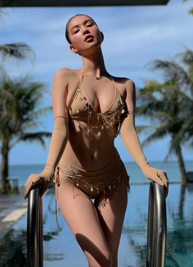 Chăm chỉ diện bikini, Ngọc Trinh tự tin tạo dáng với hình thể sexy.
