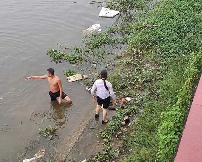 Thượng uý Thứ đưa cô gái vào bờ an toàn