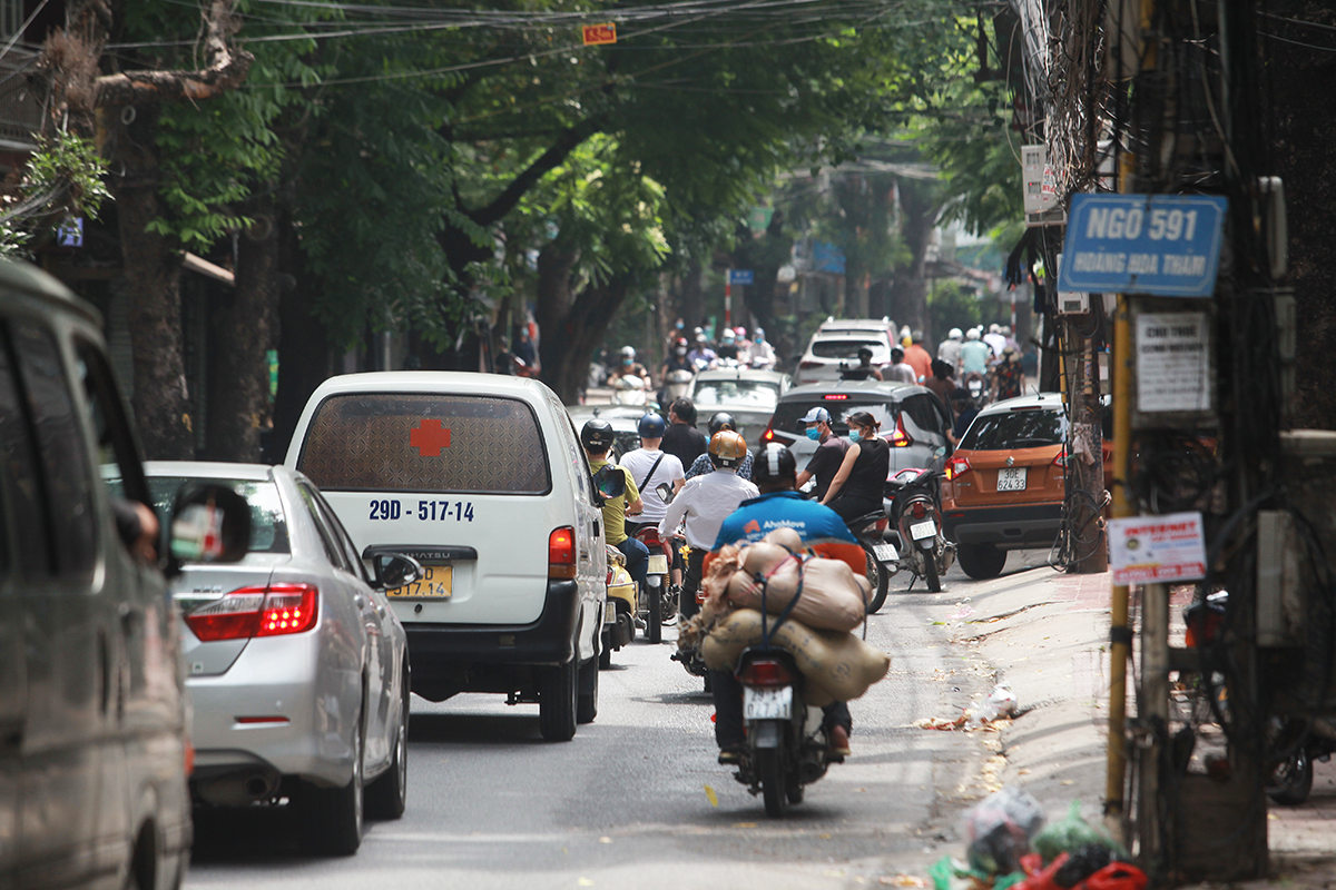 Hà Nội: Người dân tự ý “nới lỏng” dù chưa hết giãn cách - 5