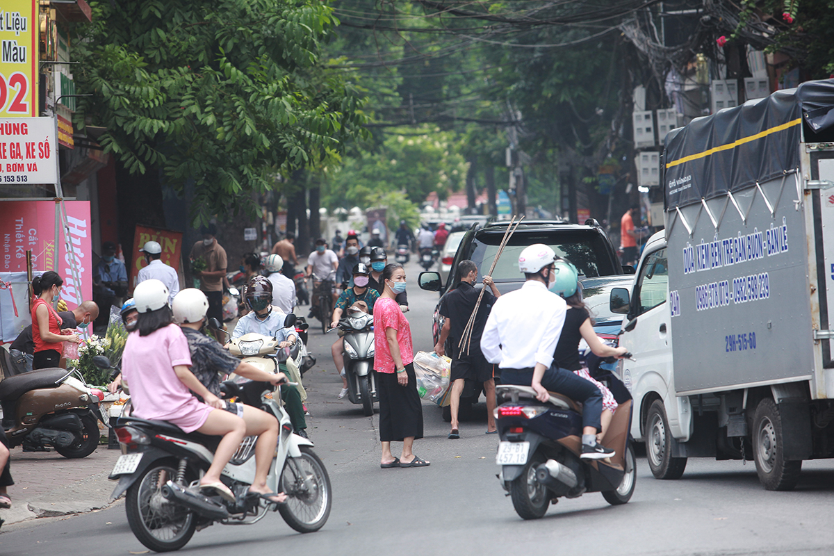 Cả một con phố dài&nbsp;nhộn nhịp, đông đúc như lúc chưa có giãn cách