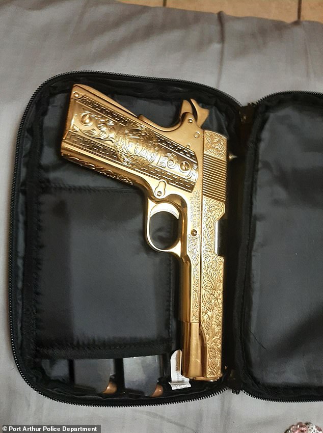 Cảnh sát Mỹ thu giữ khẩu súng ngắn mạ vàng.