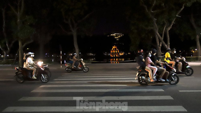 Theo ghi nhận của phóng viên tối 20/9, trên các tuyến đường ở phố cổ Hà Nội như Đồng Xuân, Hàng Mã, Hàng Đường... đông người dân đổ ra đường.