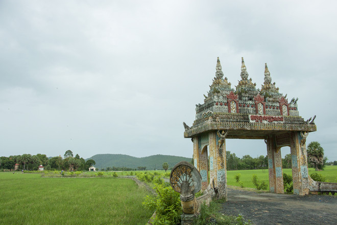 Cổng chùa Kon Kas (chùa Tual Prasat) được ví như “cổng trời” hay “cổng thiên đàng”