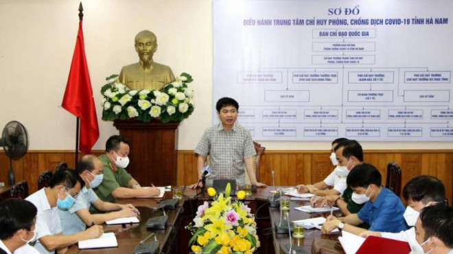Ông Trương Quốc Huy - Chủ tịch UBND tỉnh Hà Nam chủ trì cuộc họp khẩn trong đêm bàn về các giải pháp phòng chống dịch Covid-19 trên địa bàn. (Ảnh BHN)
