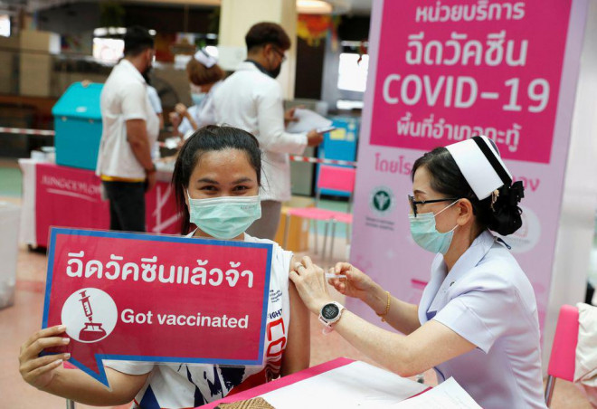 Thái Lan cho phép tiêm vaccine phòng COVID-19 dưới da thay vì vào cơ bắp. Ảnh: Reuters