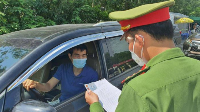 Cảnh sát kiểm tra người điều khiển phương tiện từ tỉnh ngoài vào Hà Nội