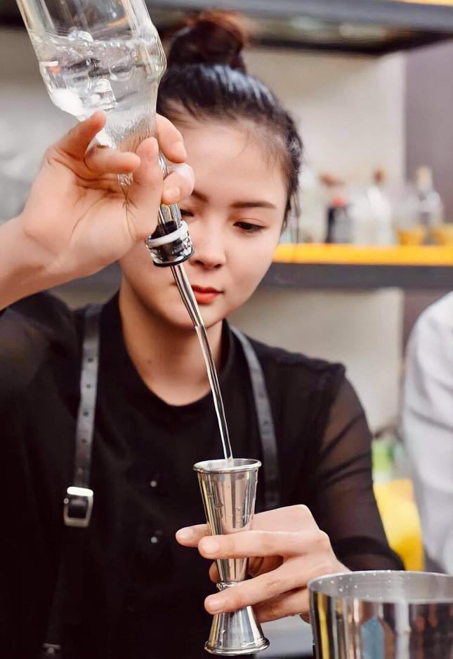 Dịch COVID-19 bùng phát, Phương Anh gác lại công việc của một bartender để góp một phần thanh xuân của mình vào công cuộc chống dịch của TPHCM (Ảnh: NVCC)