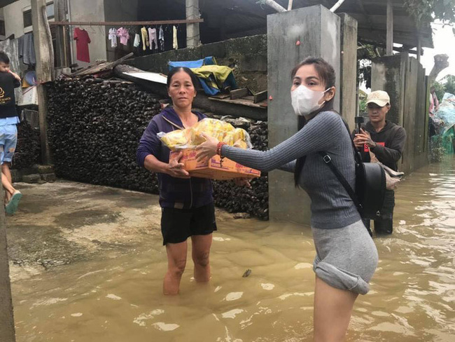 Thuỷ Tiên là một trong những sao Việt năng nổ xông pha vào tâm lũ trong đợt từ thiện cứu trợ miền Trung năm 2020.