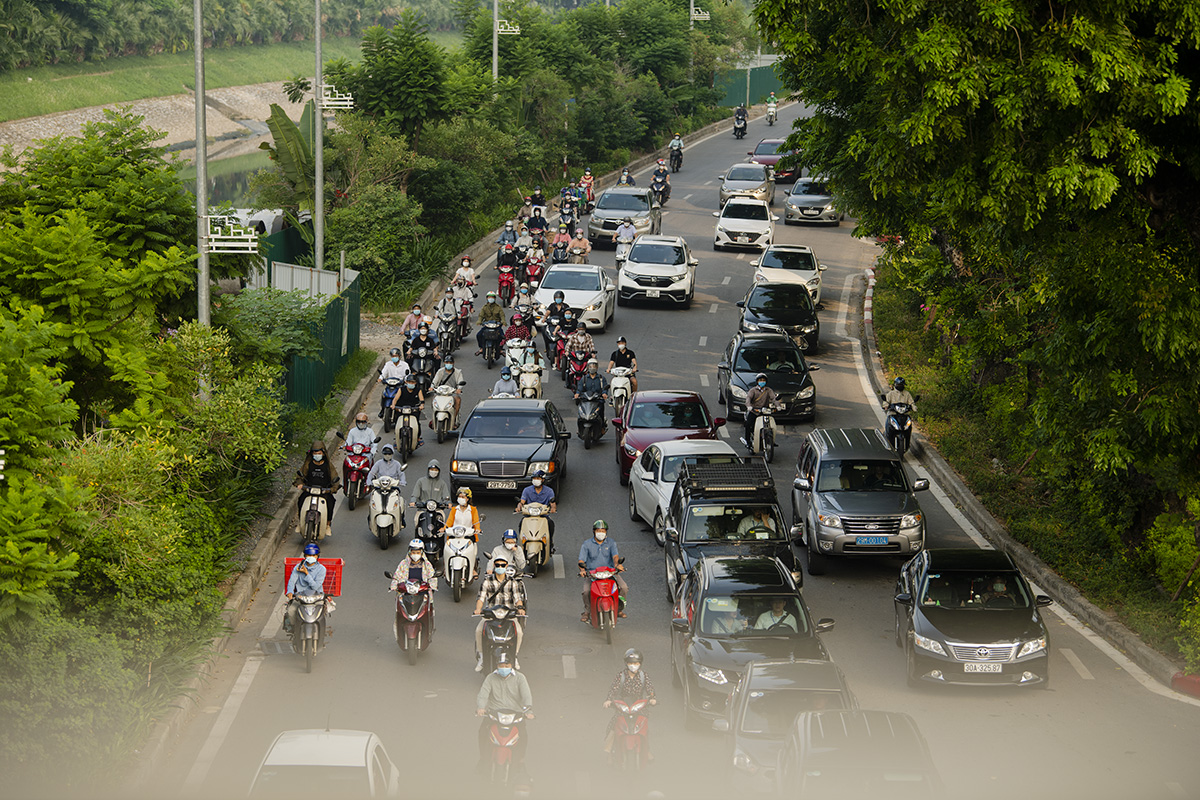 Tại&nbsp;đường Láng,&nbsp;xe máy, ô tô&nbsp;san sát nhau di chuyển trên đường.